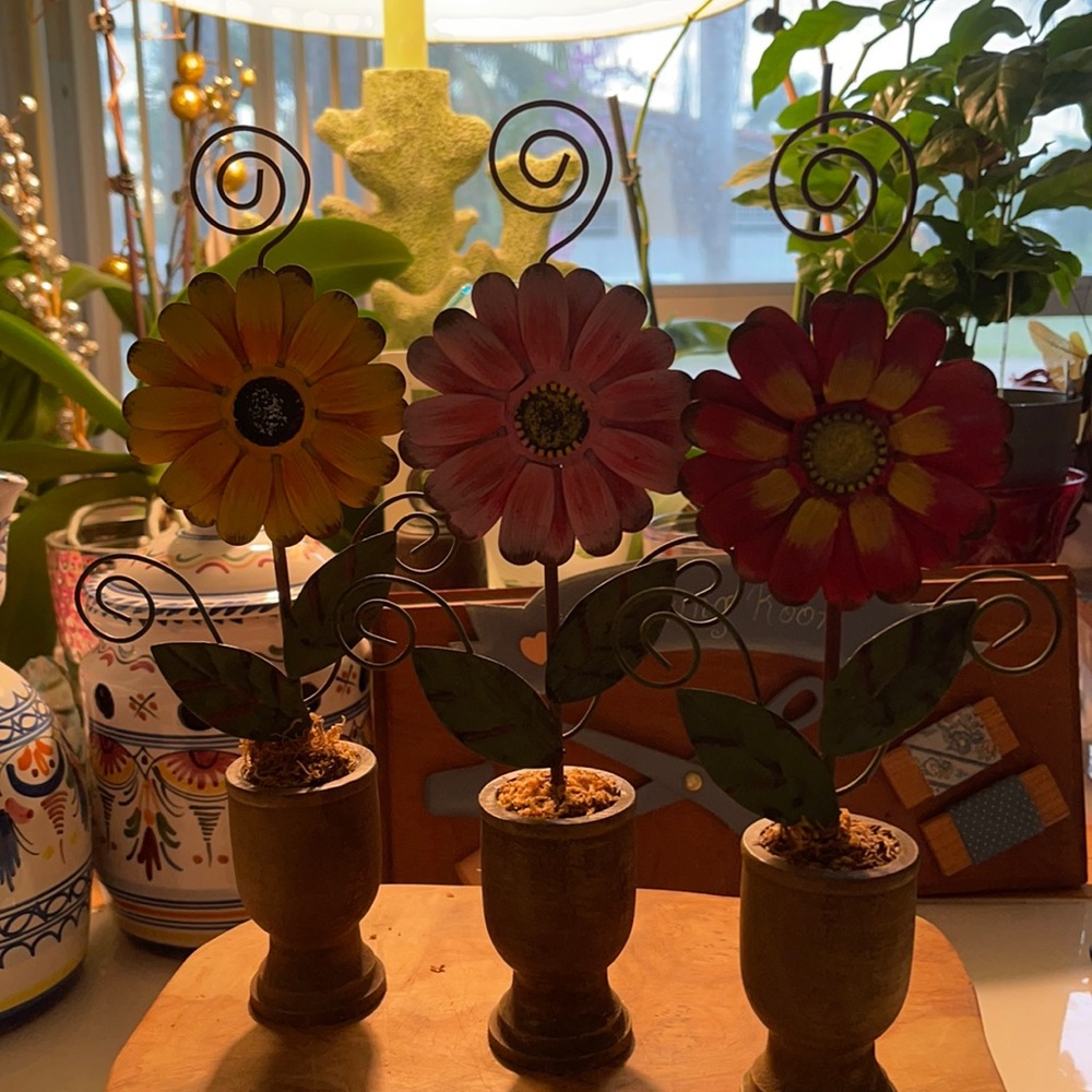 Beautiful tin flower photo holder